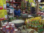 Pedagang-beras-saat-melayani-pelanggan-di-Pasar-Sentral-Majene.jpg