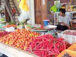 Pedagang-cabai-saat-menjaga-lapaknya-di-Pasar-Sentral-Majene.jpg