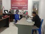Pegawai-KPU-Polman-Sulbar-mengecek-dokumen-calon-Adhoc-PPK-Pemilu-2024.jpg