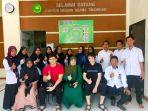 Pegawai-KUA-Kecamatan-Tinambung-Polman-foto-bersama-keluarga-Rayatia-dan-bule-asal-Prancis.jpg