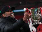 Pelatih-Liverpool-Juergen-Klopp-mengangkat-trofi-juara-Piala-Liga-Inggris-di-Stadion-Wembley.jpg
