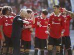 Pelatih-Manchester-United-Erik-ten-Hag-berbicara-dengan-pemain-The-Red-Devils.jpg