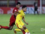 Pemain-Bhayangkara-FC-Andik-Vermansyah-berduel-dengan-pemain-Persija-Jakarta-Osvaldo-Haay.jpg