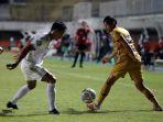 Pemain-PSM-M-Arfan-berusaha-menghalangi-pergerakan-dari-pemain-bhayangkara-FC.jpg