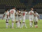 Pemain-PSM-Makassar-M-Arfan-merayakan-golnya-dengan-Wiljan-Pluim.jpg