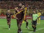Pemain-PSM-Makassar-Yuran-Fernandes-saat-selebrasi-gol-ke-gawang-Persebaya-di-Stadion-BJ-Habibie.jpg