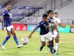 Pemain-Persib-Bandung-Febri-Hariadi-dijaga-ketat-pemain-PSIS.jpg