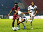 Pemain-Persik-Kediri-Samsul-Arifin-dan-Rohit-Chand-menjaga-pemain-PSM-Makassar.jpg