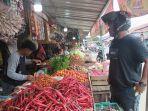 Pembeli-menunggu-pesanan-di-Pasar-Baru-Mamuju-Jalan-Abdul-Syakur.jpg