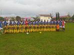 Pemkab-Pasangkayu-kuning-dan-Sampesuvu-FC-biruputih-berfoto-bersama.jpg