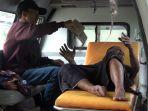 Pengemudi-mikrolet-atau-pete-pete-saat-dirawat-dalam-ambulans-usai-mobilnya-terbakar.jpg