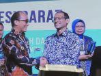 Penghargaan-diterima-Pj-Gubernur-Zudan-Arif-Fakrulloh-dari-menteri-Nadiem-Makarim.jpg
