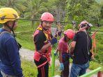 Pengunjung-bersiap-naik-Flying-Fox.jpg