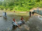 Pengunjung-menikmati-aliran-sungai-Papa.jpg