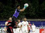 Penjaga-gawang-PSM-Makassar-Hilman-Syah-menangkap-bola-dari-Bali-United.jpg