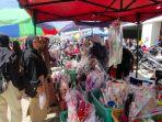 Penjual-buket-melayani-pembeli-di-depan-Fakultas-Kesehatan-Unsulbar.jpg