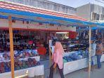 Penjual-peci-di-jalan-Trans-Sulawesi-Desa-Ugi-Baru-Polman.jpg