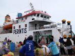 Penumpang-Kapal-KM-Entebe-Express-turun-di-Pelabuhan-Mamuju.jpg
