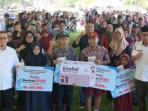 Penyaluran-beasiswa-KUAAT-di-lapangan-Desa-Tobadak.jpg