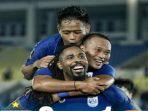 Penyerang-PSIS-Semarang-asal-Portugal-Carlos-Fortes-bersama-rekannya-selebrasi.jpg