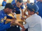 Petugas-Damkar-Pasangkayu-saat-melepaskan-cincin-di-jari-siswa-menggunakan-gurinda-kecil.jpg