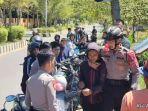 Petugas-kepolisian-mengamankan-tiga-pelajar-yang-diduga-hendak-tawuran-di-depan-SMKN-1-Polewali.jpg