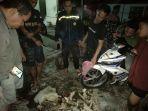 Petugas-membongkar-kantong-yang-dibawa-Dani-ternyata-berisi-tulang-belulang-sapi.jpg