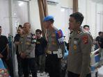 Pihak-Polda-Sulbar-membesuk-kader-HMI-Manakarra-Ramli-korban-pengeroyokan-polisi.jpg