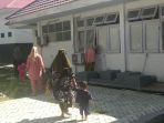 Pihak-keluarga-pasien-bebas-hingga-ke-jendala-kamar-pasien-covid-di-RSUD-Ako-Pasangkayu.jpg