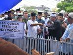 Pj-Gubernur-Sulbar-Malik-menyerahkan-Sapi-Kurban-Presiden-Joko-Widodo-kepada-panitia-kurban.jpg