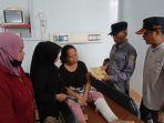 Pj-bupati-Polman-Ilham-Borahima-saat-memberikan-bantuan-kepada-korban-kebakaran-di-Tapango.jpg