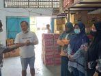 Plt-Disdag-Mamuju-Abdul-Syahid-Pattoeng-kanan-saat-berbicara-bersama-pemilik-toko-Subur-Jefri.jpg