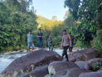 Polisi-bersama-warga-mendatangi-lokasi-diduga-tempat-hilangnya-remaja.jpg
