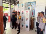 Polisi-meninjau-pergeseran-kotak-suara-di-kantor-Camat-Polewali.jpg
