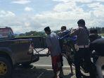 Polisi-saat-evakuasi-motor-yang-terlibat-kecelakaan-di-Dusun-Labasang-Polman.jpg