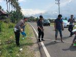 Polisi-saat-melakukan-oleh-TKP-kecelakaan-motor-dan-mobil-Fuso-di-Dusun-Labasang.jpg