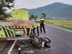 Polisi-saat-mendatangi-tempat-kejadian-peristiwa-pengemudi-sepeda-motor-menabrak-truk-tronton.jpg
