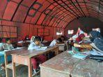 Proses-belajar-mengajar-di-bawah-tenda-BNPB-di-Sd-Inpres-Salupangi-Selasa-2192021.jpg