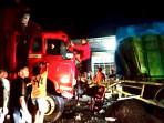 Proses-evakuasi-sopir-mobil-bernama-Saharuddin-terjepit-bodi-truk-usai-terlibat-kecelakaan.jpg