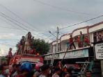 Proses-pemadaman-kebakaran-di-Jl-Mayjend-Azis-Bustam-Saleppa-Majene.jpg