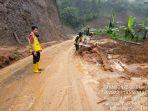 Proses-pembersihan-material-longsor-yang-menutupi-badan-jalan-di-Desa-Botteng-Mamuju.jpg