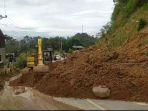 Proses-pembersihan-tumpukan-material-longsor-di-Jalan-Poros-Mamuju-Mamasa.jpg