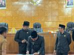 Proses-penandatanganan-Ranperda-RPJMD-di-ruang-Paripurna-DPRD-Mamasa.jpg