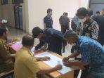 Puluhan-Balon-Pilkades-serentak-Pasangkayu-melakukan-registrasi-saat-mengikuti-ujian-tertulis.jpg