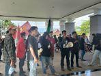 Puluhan-mahasiswa-saat-hendak-memasuki-ka.jpg