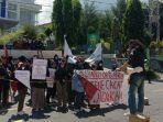 Puluhan-massa-Aliansi-Organda-Bersatu-demo-depan-kantor-bupati-Majene.jpg