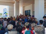 Puluhan-massa-menyampaikan-aspirasi-dari-Forum-Tenaga-Honorer-Menggugat-di-gedung-DPRD-Mamuju.jpg