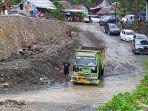 Puluhan-mobil-mini-bus-menuggu-air-sungai-surut.jpg