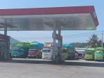 Puluhan-truk-terpaksa-mengantre-panjang-di-SPBU-Simbuang-menunggu-solar.jpg