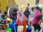 Puluhan-warga-Desa-Patampanua-serbu-minyak-goreng-curah-di-Desa-Patampanua.jpg